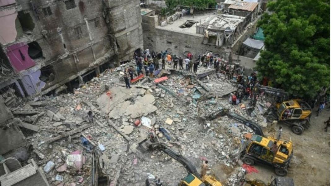 করাচিতে পাঁচতলা ভবন ধসে মৃত্যু ২৭ জনের, আগেই ছিল ঝুঁকিপূর্ণ ঘোষণা